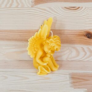 Engelkerze gelb sitzend mit geschlossenen Augen