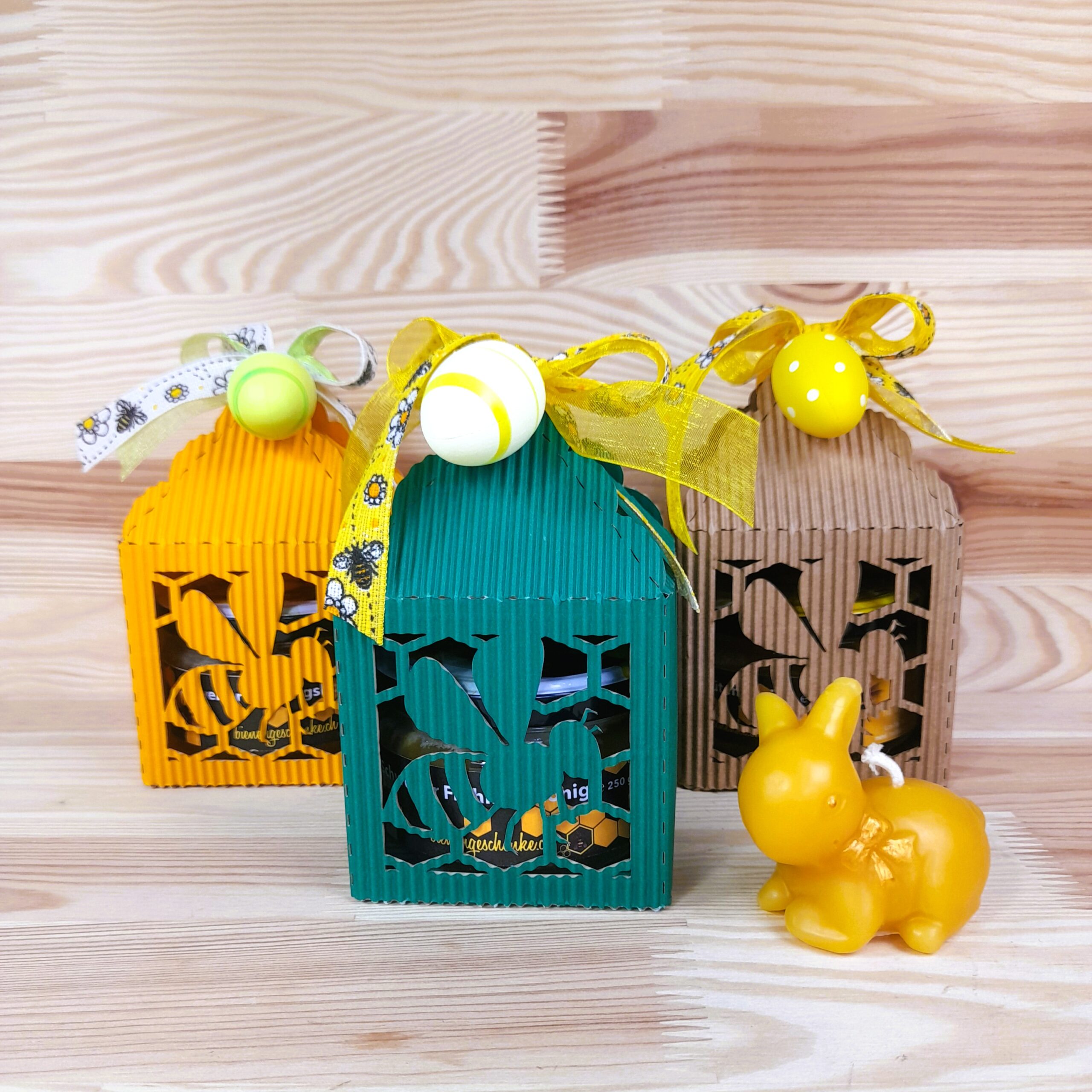 Bienenkarton mit 250 g Honig mit Osterdeko in drei Varianten