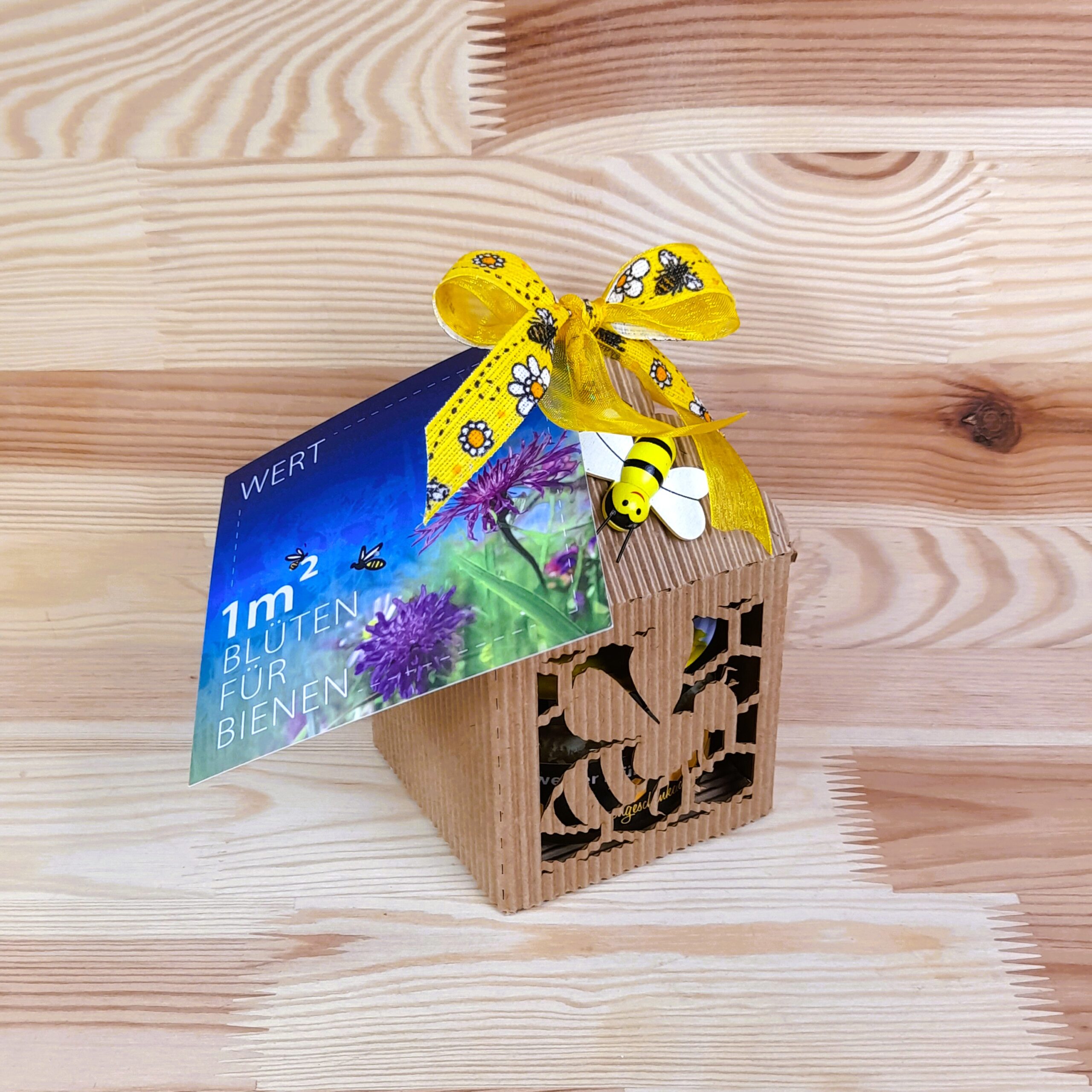Bienenkarton mit Wert-Bon Blühfläche und 250 g Honig